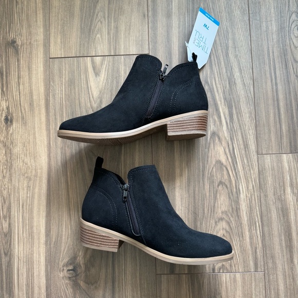 Time and Tru Black Ankle Boots - Picture 2 of 2